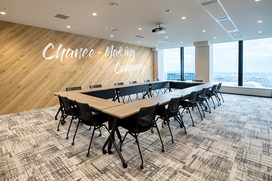 会議室にはウィルオブのブランドビジョン「Chance-Making Company」が壁面にデザインされている。（6 of 6）