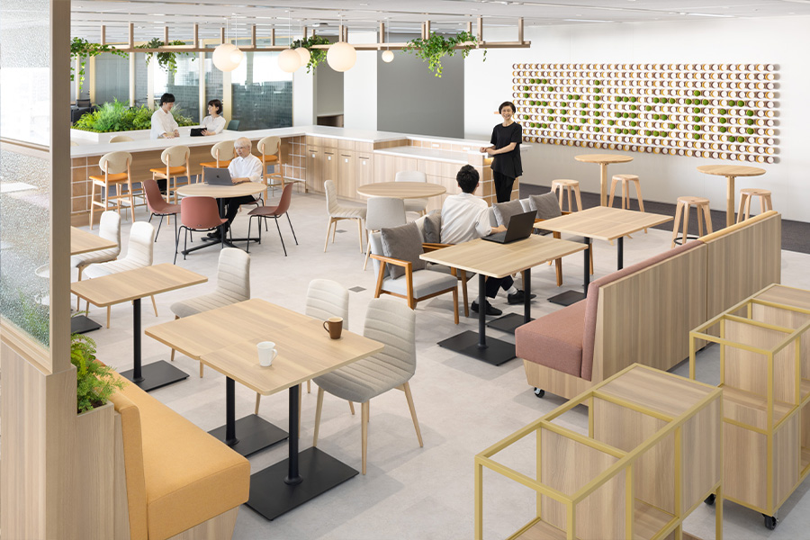 別アングルの「Sola Cafe」。壁面に企業名「Solasto」がデザインされている。（1 of 5）